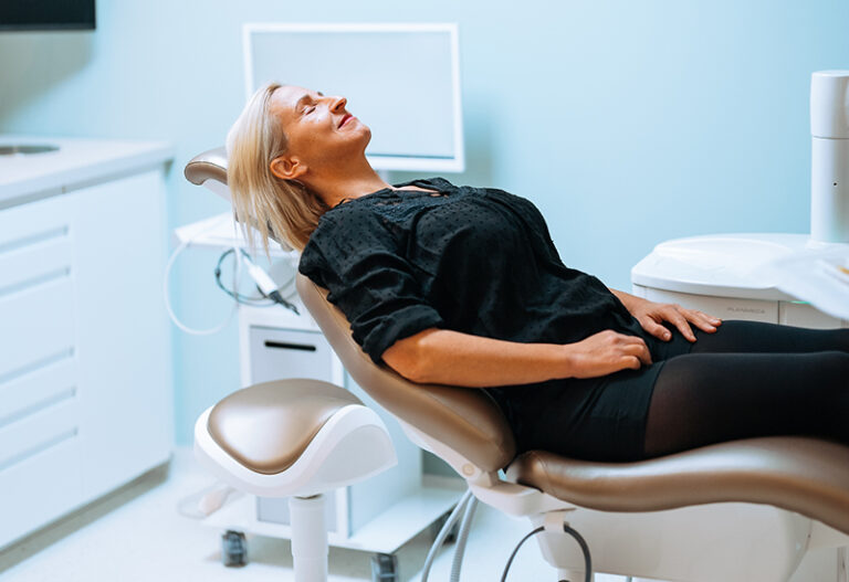 Patiente installée dans le fauteuil d'une salle de soins du cabinet