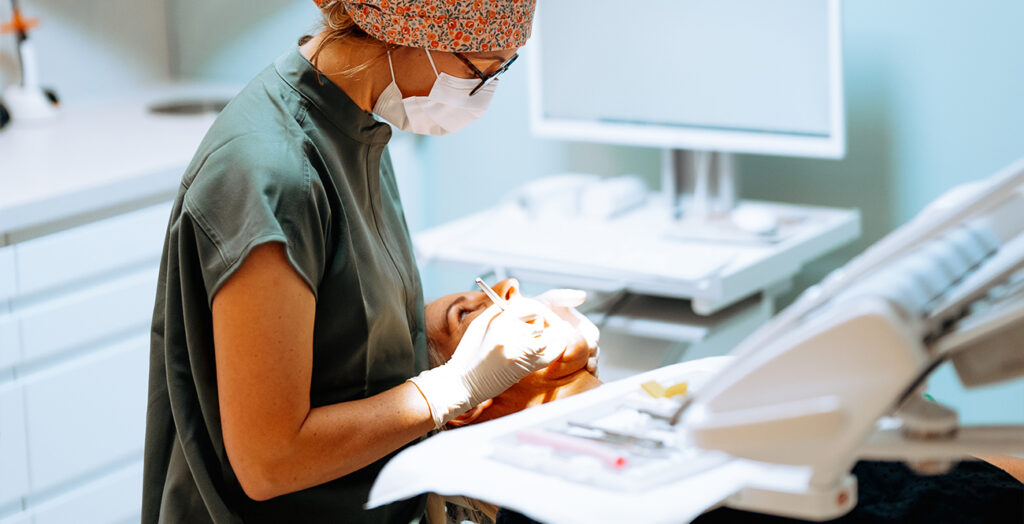 Chirurgienne-dentiste préparant un soin en salle de soins
