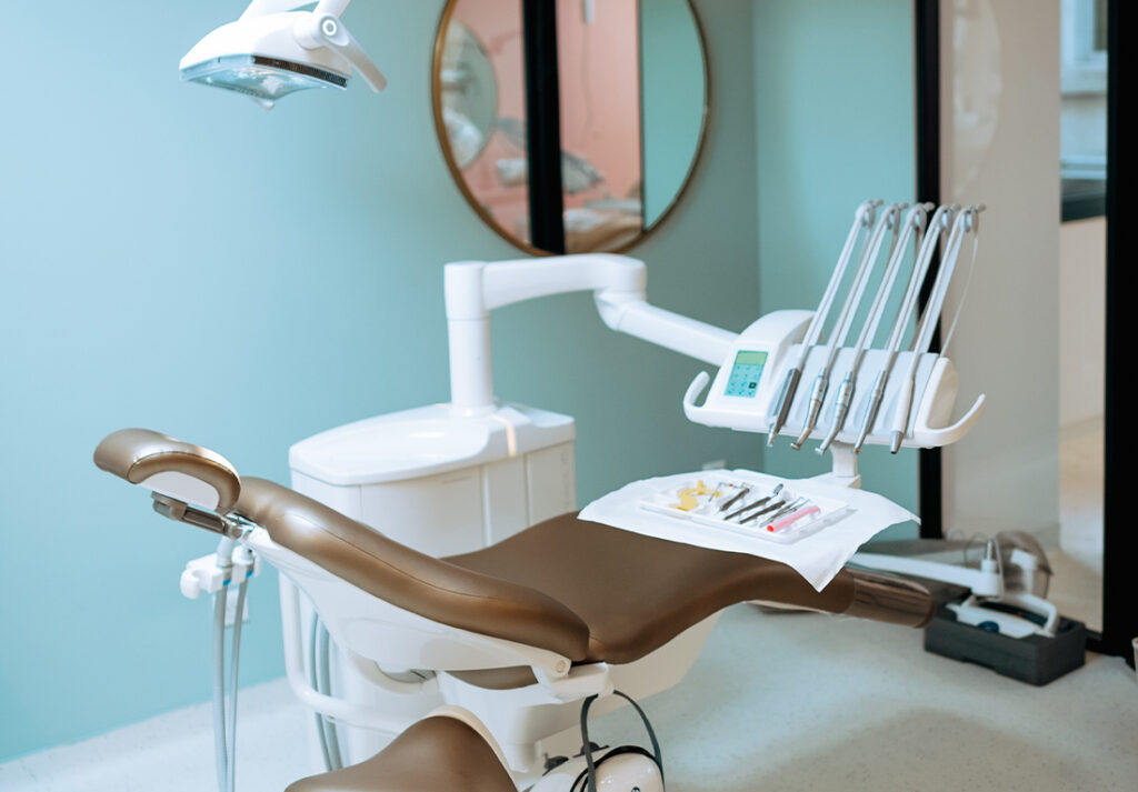 Fauteuil de soins dans une salle lumineuse du cabinet