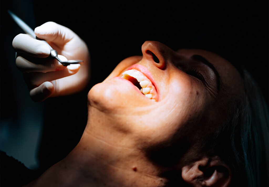 Patiente souriante pendant un soin esthétique dentaire